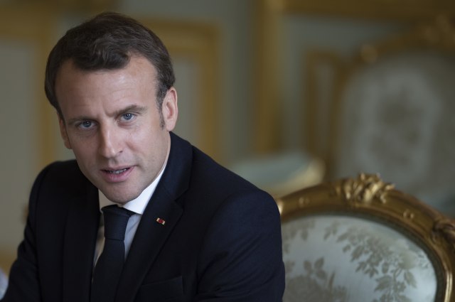 Makron se oglasio porukom na ćirilici:  Francuska se pridružuje svim Srbima u žalosti