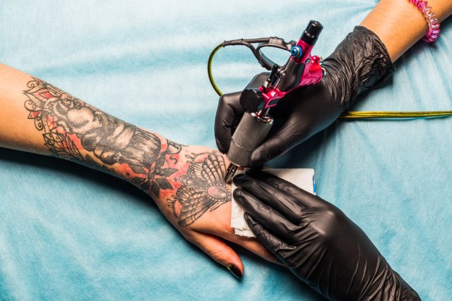 Žena (55) prekrila celo telo tetovažama: Tvrdi da je sreænija nego ikad pre FOTO