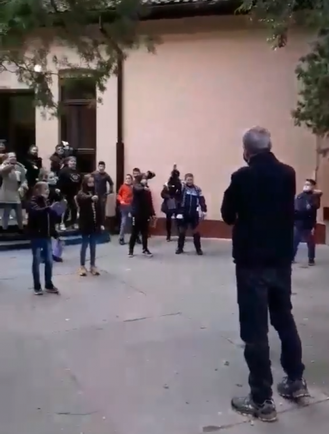 Kad deca isprate direktora u penziju uz "Samo Partizan" VIDEO