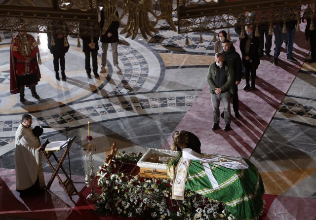 Vernici se opraštaju od patrijarha Irineja u Hramu Svetog Save