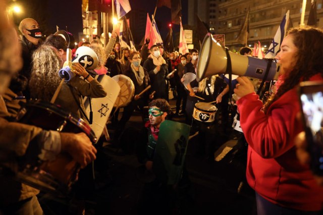 Hiljade Izraelaca protestuje protiv Netanjahua uprkos hladnom vremenu FOTO