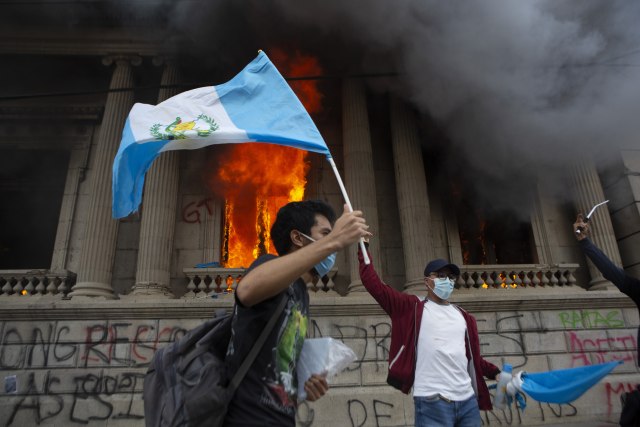 Gori zgrada Kongresa u Gvatemali, zvaniènici nude ostavke VIDEO/FOTO
