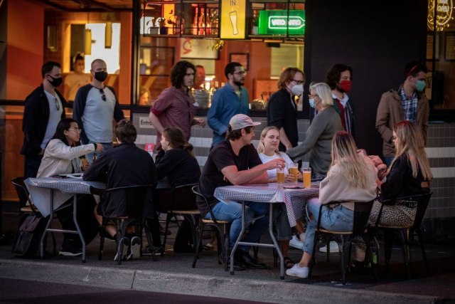Los Anðeles uvodi zabranu obedovanja u restoranima
