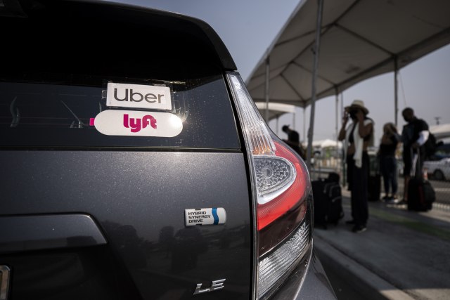 Uber i Lyft dobijaju od SAD 810 miliona $ za prevoz državnih službenika