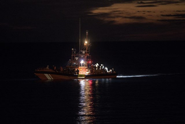Brod sa migratima udario u stene, najmanje 8 poginulih FOTO