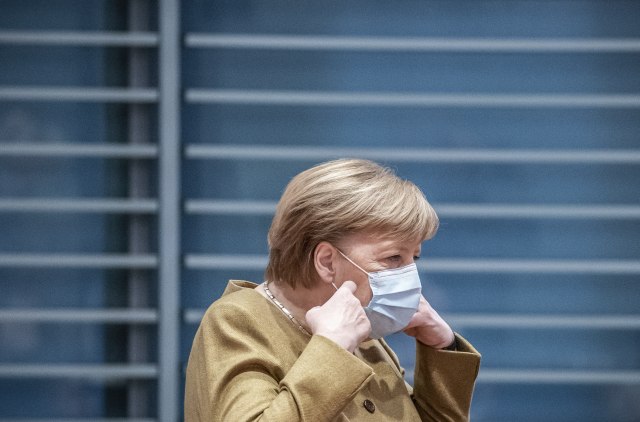Merkelova: Obavezne maske i na otvorenom