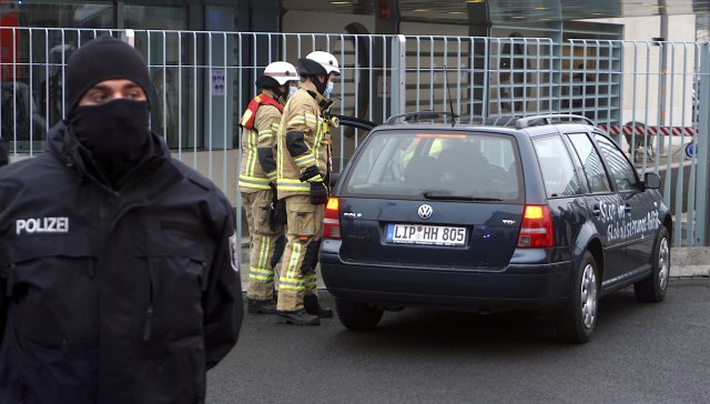 Automobil se zakucao u ogradu kancelarija Angele Merkel - ispisane dve poruke VIDEO