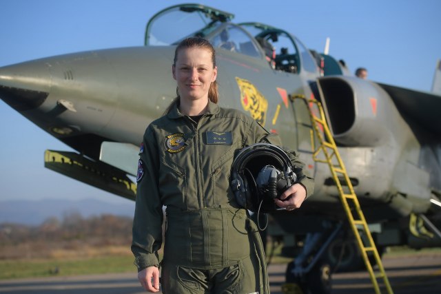 Kapetan Ana Perišić - prva žena pilot Vojske Srbije FOTO
