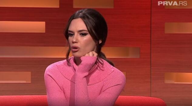 Olja Lević uhvaćena sa kolegom iz serije na egzotičnoj lokaciji! Ne kriju da uživaju... (FOTO)