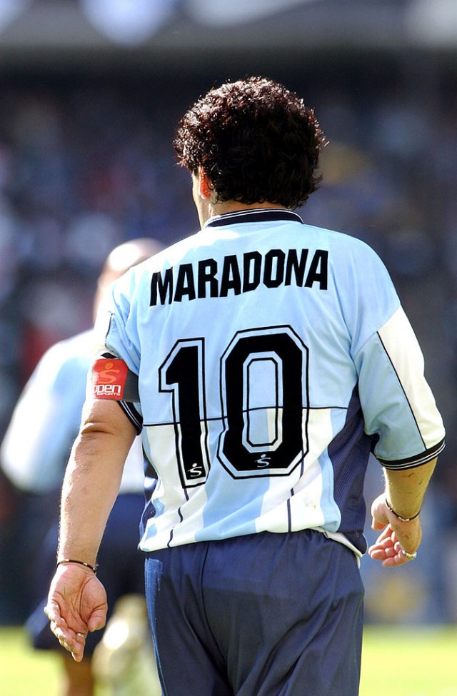 "FIFA mora da povuèe broj 10 u èast Maradone"