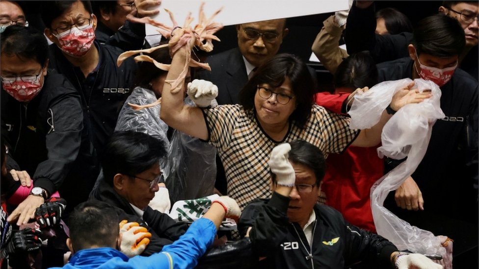 Politika, tuča i Tajvan: Opozicioni poslanici gađali premijera svinjskim crevima ljuti zbog olakšica uvoza mesa iz SAD