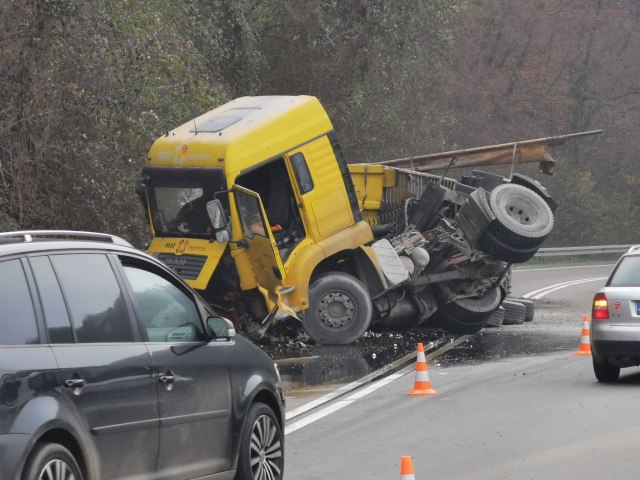 U Ovèar Banji se prevrnuo kamion koji je prevozio živi kreè: Vozaè teško povreðen FOTO