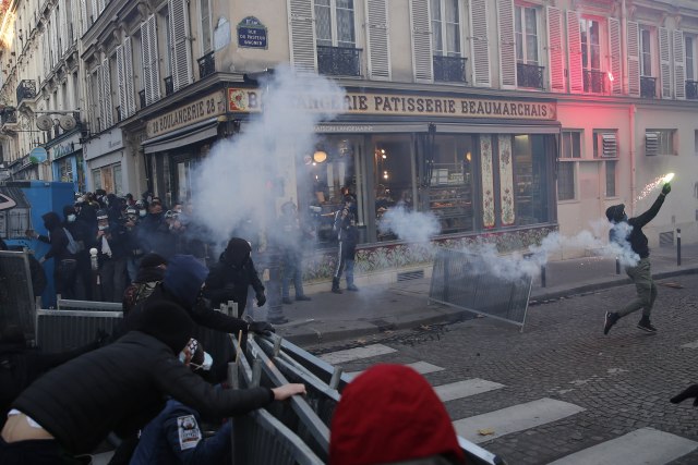 Haos u Parizu: Zapaljen ulaz Francuske bamnke, barikade, sukobi... VIDEO