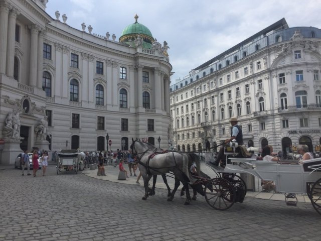 Predbožiæni period obeležila korona: U Beèu mirno, bez gužvi