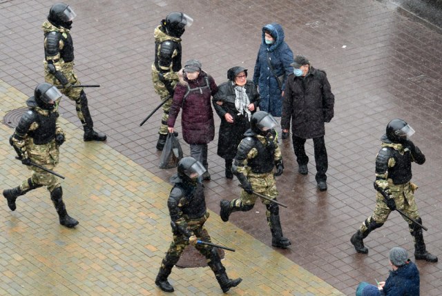 Na protestima u Belorusiji privedeno više od 180 ljudi