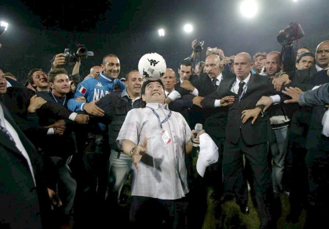 Maradona na oproštaju Ferare u Napulju; EPA/CESARE ABBATE