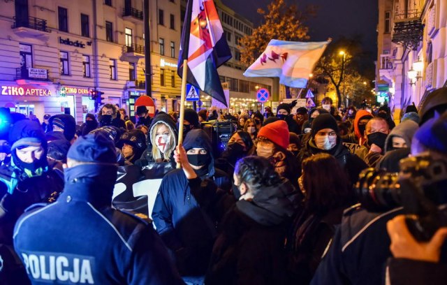 Poljska poslanica poprskana biber-sprejem,"delovala preteæe"