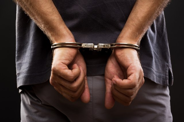 Uhapšen diler u Novom Sadu, odveden u zatvor po poternici