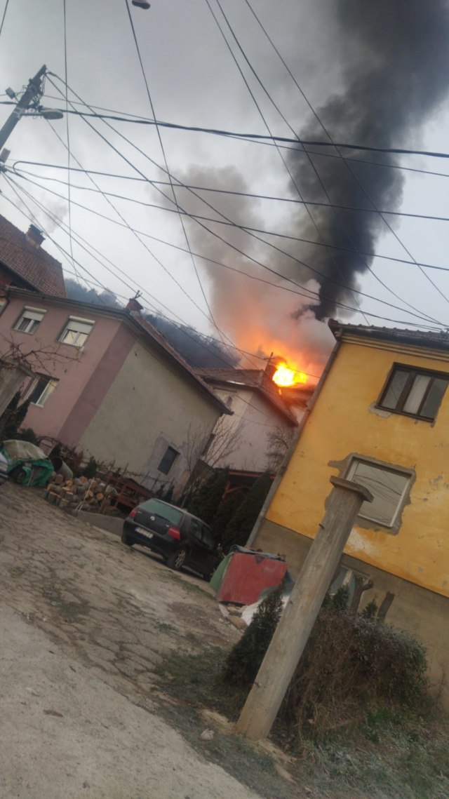 Požar u Priboju: Vatra izbila u kući u kojoj živi pet porodica