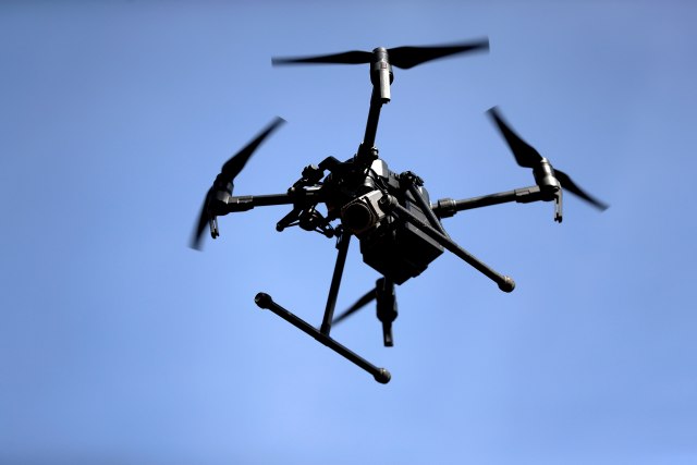 Policija spremna na sve: Kaskom osigurava svoje dronove i od terorističkog napada