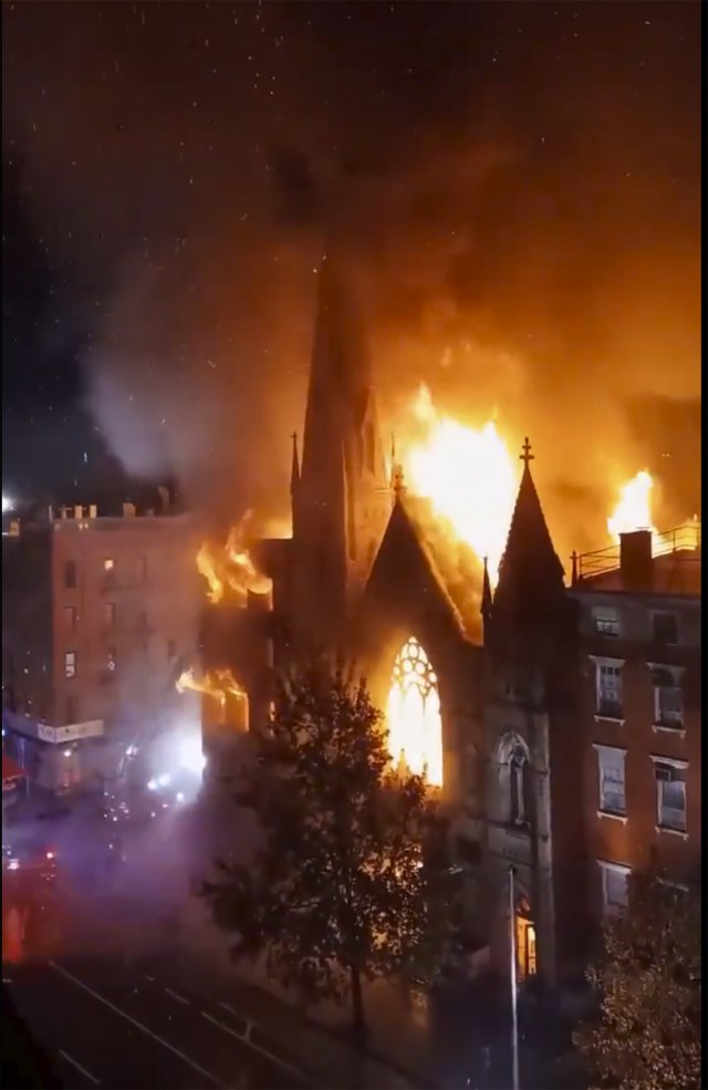 Njujork: Istorijska crkva izgorela u požaru FOTO