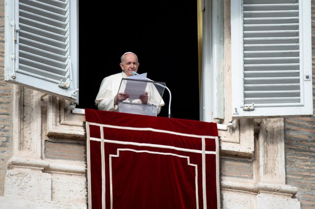Papa uvodi reforme posle skandala zbog korupcije