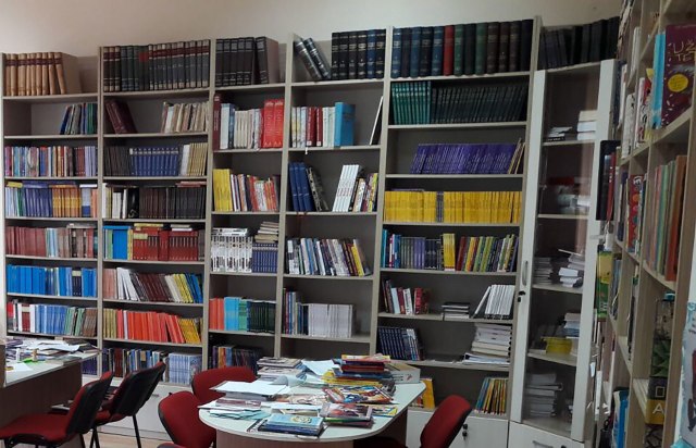 Tradicionalna praznièna donacija: Telekom obogatio školske biblioteke širom Srbije