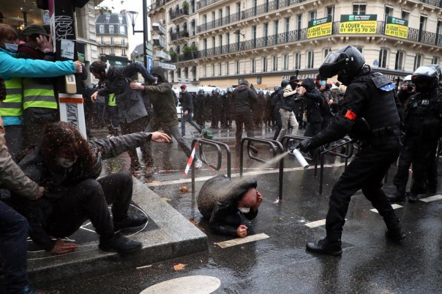 Neredi u Parizu: Hapšenja, upadi, vodeni top... VIDEO/FOTO