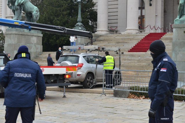 Incident in front of the Assembly: A vehicle crashed into the fence PHOTO / VIDEO
