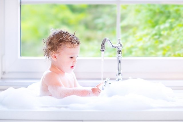 Bebe se generalno plaše kupanja, ali to možete da pretvorite u zabavu