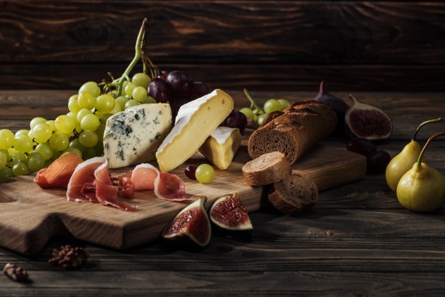 Hrvatska vlada ima novi biznis: Prodaju sir, jaja i pršutu