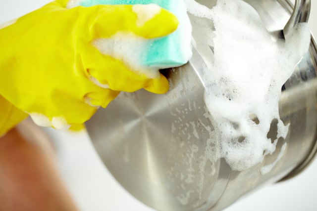 Trik zlata vredan: Očistite zagorele posude za dva minuta