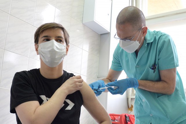 Počelo je: Premijerka prva osoba u Srbiji koja je primila vakcinu. Druga dr Kisić, tu je i dr Kon FOTO/VIDEO