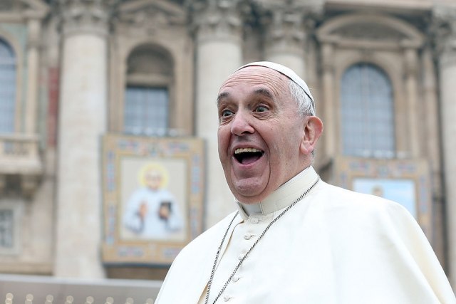 Papa ponovo lajkuje: "Samo se divi božanskim kreacijama, pustite ga na miru" FOTO