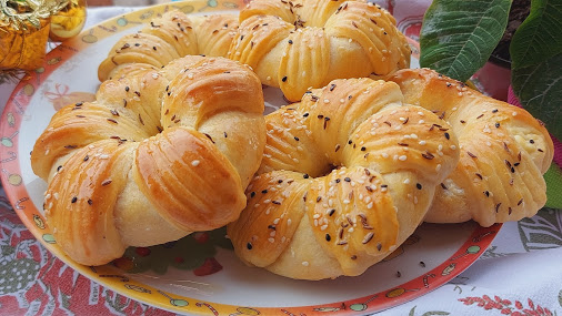 Za užinu ili večeru: Slani punjeni cvetići posuti semenkama