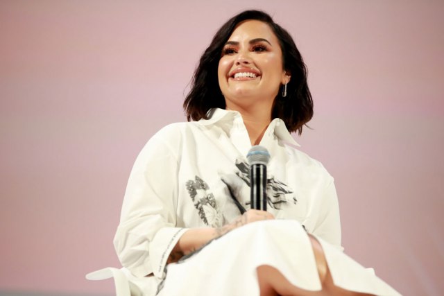 Demi Lovato: "Strije nigde ne idu pa ih ukrašavam šljokicama" FOTO