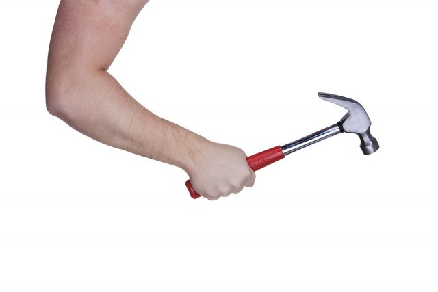 Čekićem na Teslu – nasrnuo na auto iz čista mira VIDEO