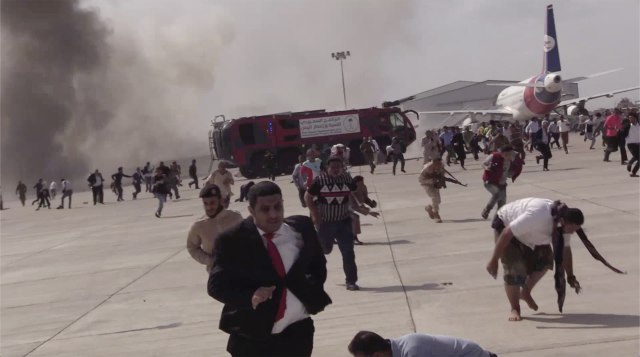 Užas u Jemenu: Eksplozija na aerodromu nakon sletanja državnog vrha; na pisti se vide ljudska tela VIDEO