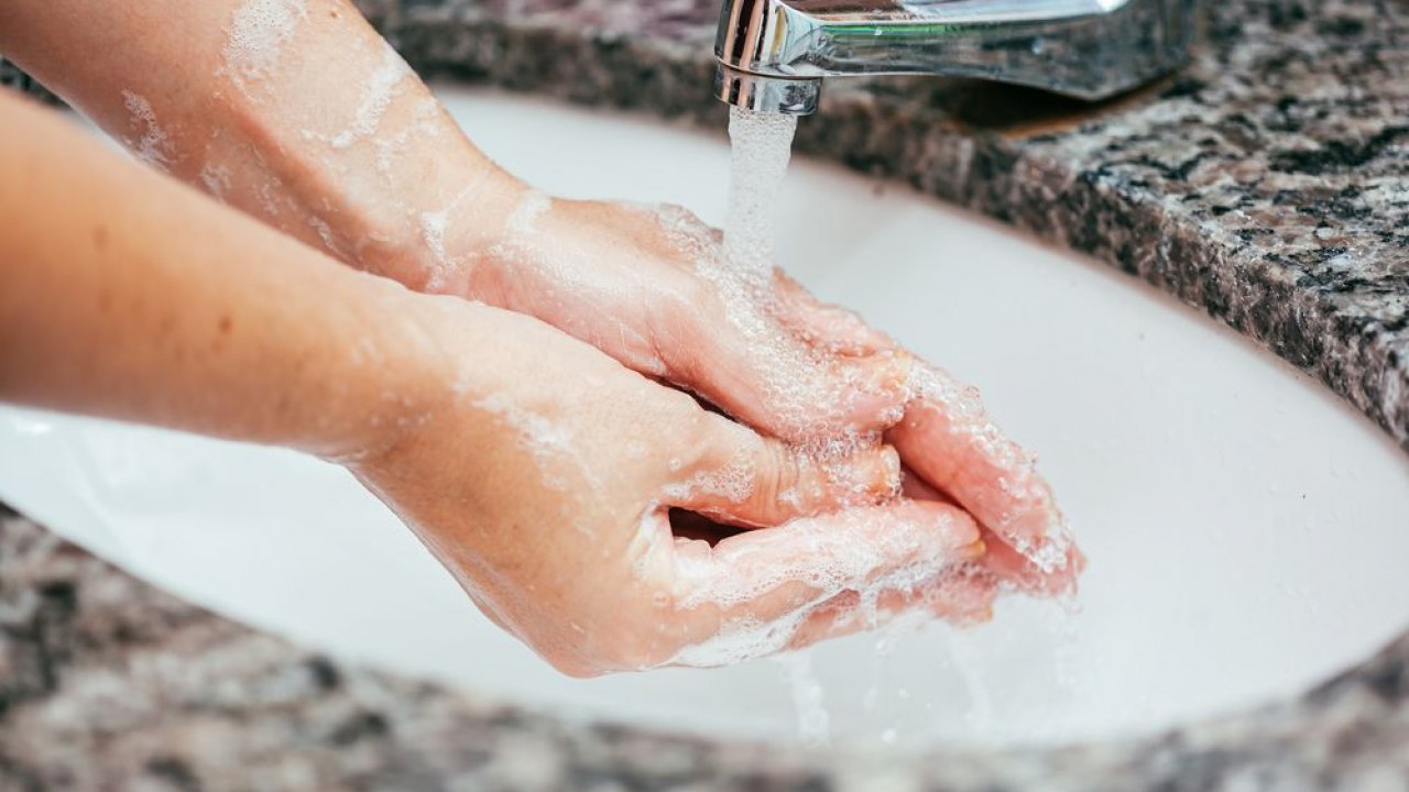 Регулярное мытье. Мытье рук в ванной. Мытье рук с мылом. Женщина моет руки с мылом. Женские руки с мылом.