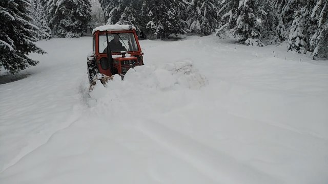 Sneg okovao deo Srbije, 17 sela bez struje - kolaps na putu do Zlatibora FOTO