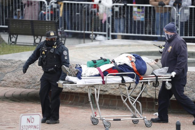 Peta žrtva nereda u SAD policajac