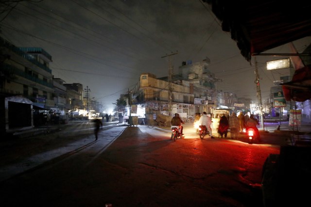 Cela zemlja u mraku - 212 miliona ljudi bez struje VIDEO/FOTO