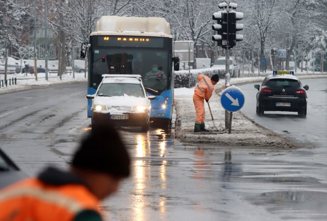 Sneg provejava Novim Sadom, ulice uglavnom prohodne
