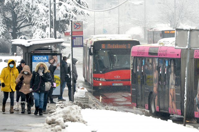 Sneg u Beogradu èiste i komunalni milicajci i radnici  "Zelenila"