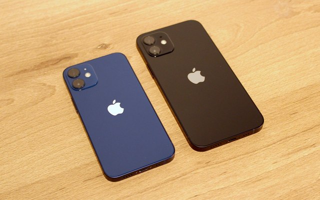 iPhone 12 mini (levo), iPhone 12 (desno) / Foto: Ivan Jeliæ (B92)