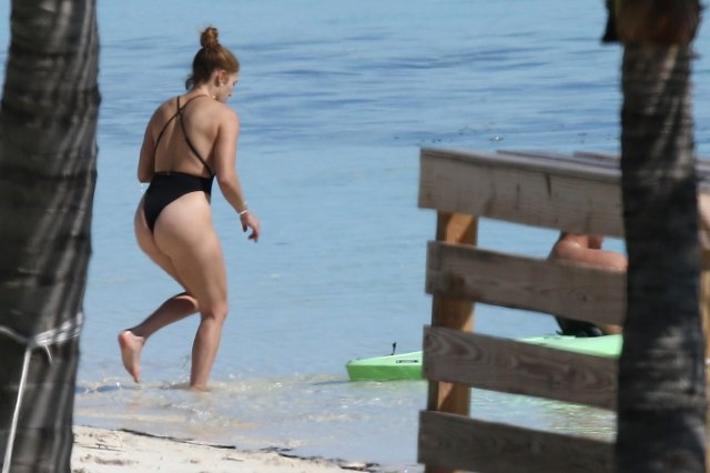 Džej Lo ulovljena u bikiniju: Najzgodnija na Instagramu, a paparaci su je sada snimili na plaži FOTO