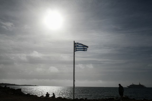 Vruć vetar u Grčkoj: 28 stepeni, ljudi uživaju na plažama FOTO