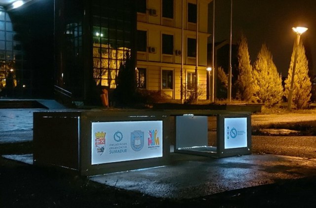 Postavljene solarne klupe na tri lokacije u Kragujevcu FOTO