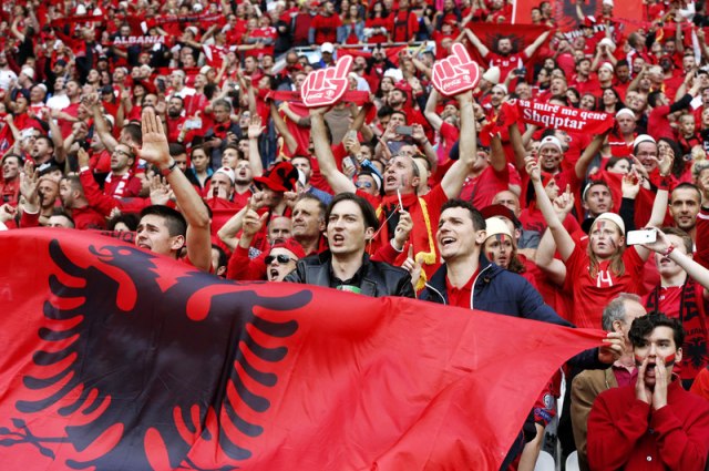 Srpska kolonija u Albaniji i "Zmija" sa zastavom Srbije na kopaèkama VIDEO