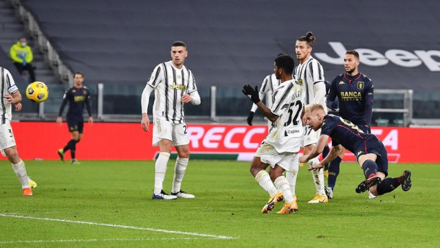 Juventus jedva izbacio Ðenou
